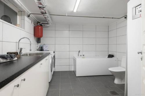 Koupelna v ubytování Lugn hus i Vänersborg