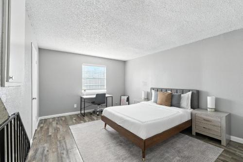 Ένα ή περισσότερα κρεβάτια σε δωμάτιο στο Pioneer Creek 604-07 I Spacious 1 Bed 1 Bath