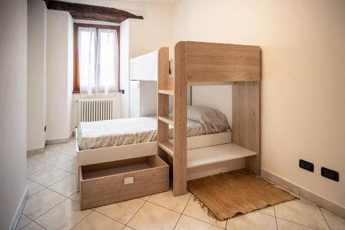 a small bedroom with a bunk bed in a room at Casa Luzi Appartamento Vista Lago Orta in Ameno
