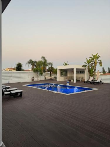 La alberca dentro o cerca de Villa Quadralea