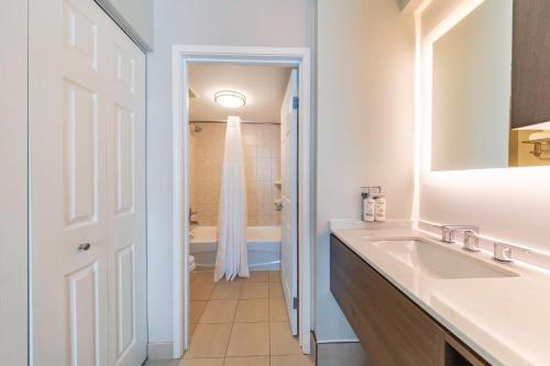 Bilik mandi di Staybridge Suites Guelph by IHG