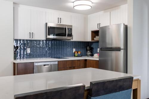 Dapur atau dapur kecil di Staybridge Suites Guelph by IHG