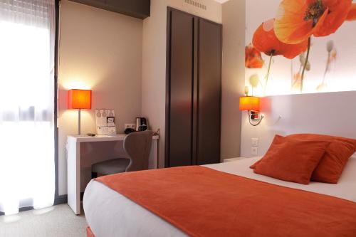 a hotel room with a bed and a desk with a desk at Best Western Crequi Lyon Part Dieu in Lyon