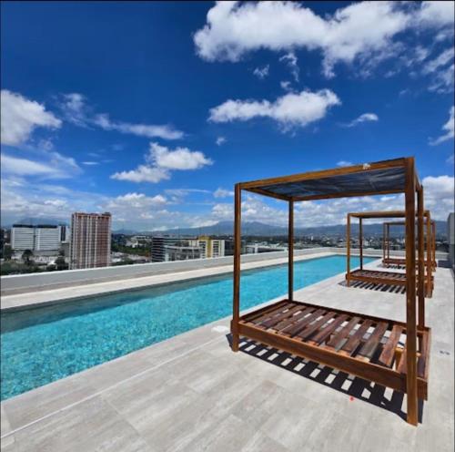 a swimming pool on the roof of a building at Apartamento con Piscina de 2 habitaciones Edificio Brunelo Ciudad de Guatemala, Céntrico in Estación Pamplona