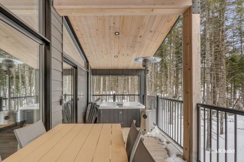 Balkoni atau teres di Route 66 - Family Getaway - Nature Pool Table & Spa