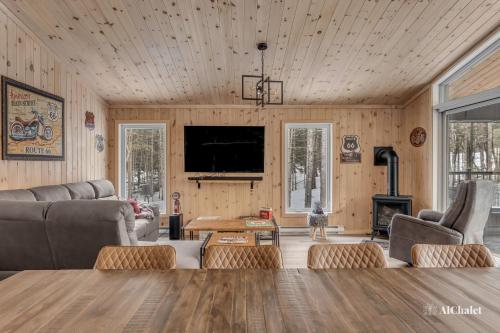 Televisyen dan/atau pusat hiburan di Route 66 - Family Getaway - Nature Pool Table & Spa