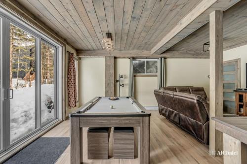 Katil atau katil-katil dalam bilik di Route 66 - Family Getaway - Nature Pool Table & Spa