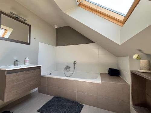 Ένα μπάνιο στο Loft en Duplex avec terrasse 3 chambres proche Pairi Daiza