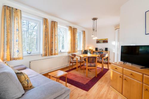 un salon avec un canapé et une table dans l'établissement Haus am Buchenpark 09, à Neuhof