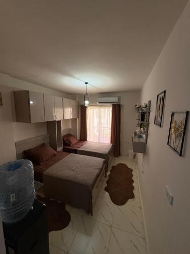 ein kleines Zimmer mit zwei Betten und einem Fenster in der Unterkunft Studio Carmen with a Pool View in El-Alamein