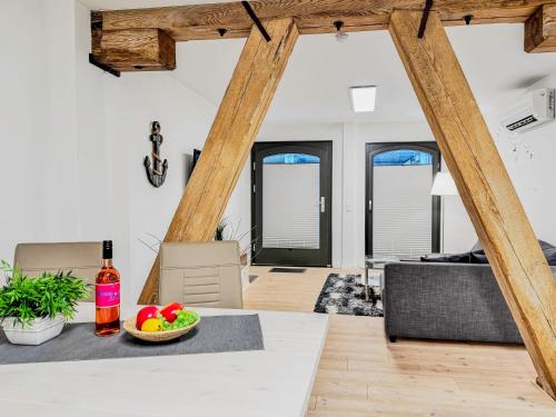 ein Wohnzimmer mit einem Tisch und einer Obstschale in der Unterkunft Speicherresidenz App 02 - Südseite in Barth