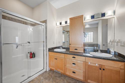 Koupelna v ubytování Full House with Amazing Okanagan Views and Hot Tub