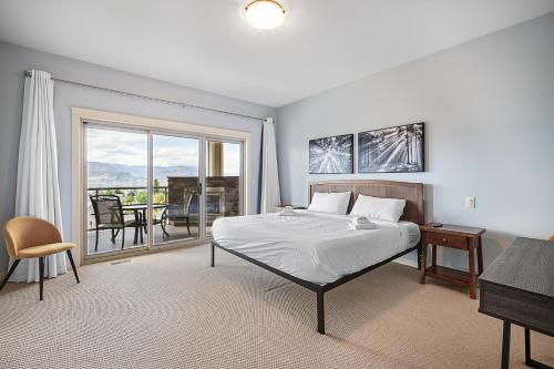 Postel nebo postele na pokoji v ubytování Full House with Amazing Okanagan Views and Hot Tub