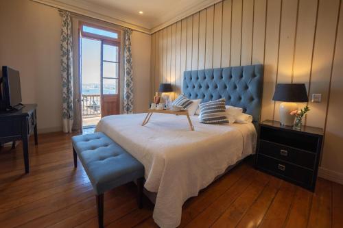a bedroom with a blue bed and a blue chair at Departamentos Puerto Claro in Valparaíso