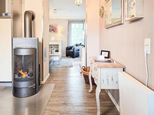 sala de estar con chimenea en el centro en Seestern, en Prerow
