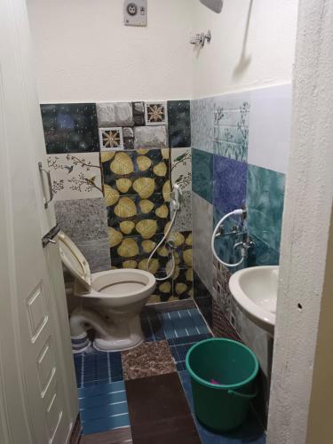 グントゥールにあるSri Chaithra Guest Roomsのトイレと洗面台付きのバスルーム