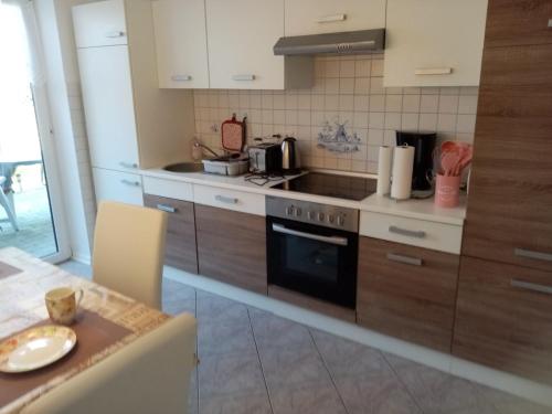 Dapur atau dapur kecil di Ferienwohnungen Evers 55181