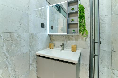 Ένα μπάνιο στο Luxury and Modern 2 Bdr