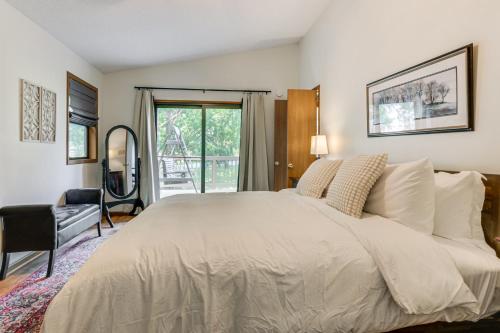 une chambre avec un grand lit et une fenêtre dans l'établissement Pool Access Peaceful Cabin in The Woods Resort!, à Hedgesville