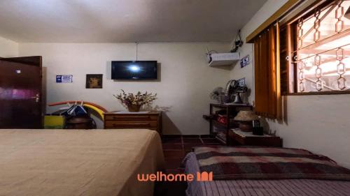 Televisyen dan/atau pusat hiburan di Sitio em Santa Isabel com piscina e natureza
