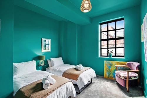 Postel nebo postele na pokoji v ubytování Stylish 2-bed Flat Art & Comfort In City Centre