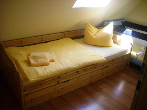 Een bed of bedden in een kamer bij Ferienhaus zur Kranichweide