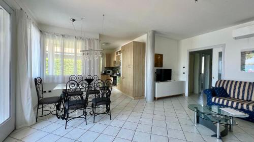 a living room with a couch and a table and chairs at Dolce Far Niente in Palazzo Vianello