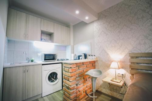 een keuken met een wasmachine en droger in de kamer bij Apartment Serpoint in Tbilisi City