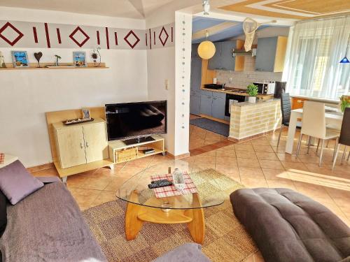 Μια τηλεόραση ή/και κέντρο ψυχαγωγίας στο Ferienhaus Ostseewind - ABC583
