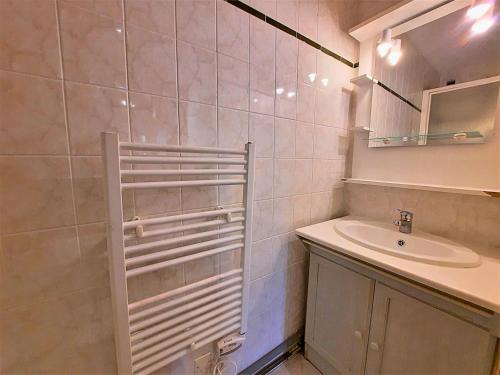 a bathroom with a sink and a mirror at Appartement cosy, 6 pers., pieds des pistes, 2 chambres, balcon sud-ouest, quartier Reberty 1850 - FR-1-452-16 in Les Menuires