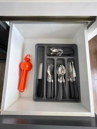a drawer filled with utensils in a drawer at Apartamento con Piscina de 2 habitaciones Edificio Brunelo Ciudad de Guatemala, Céntrico in Estación Pamplona