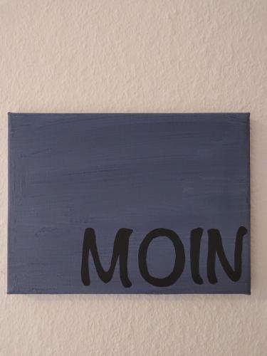 a blue sign with the word mom on a wall at Ferienwohnung Alte Schule Ruhwarden in Butjadingen