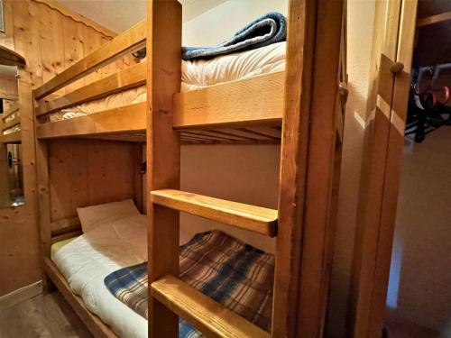 Ce lit superposé se trouve dans un dortoir en bois. dans l'établissement Appartement cosy 4 pers. aux Menuires, proche pistes et services - FR-1-452-116, aux Menuires