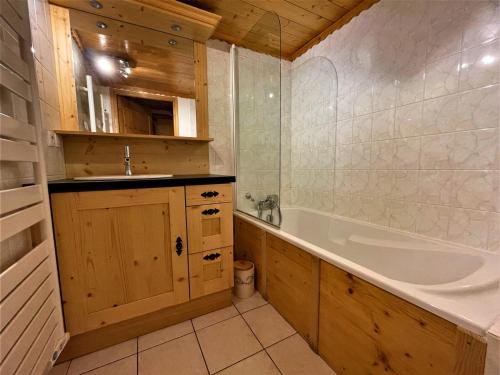 une salle de bain avec une baignoire et un lavabo dans l'établissement Appartement cosy 4 pers. aux Menuires, proche pistes et services - FR-1-452-116, aux Menuires