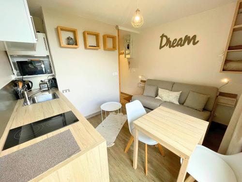 un salon avec un canapé et une table dans l'établissement Studio cosy rénové, ski aux pieds, cœur de la Croisette pour 2 pers., Les Ménuires - FR-1-452-71, aux Menuires
