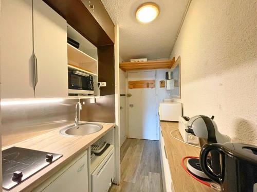 Studio économique pour 4 avec balcon exposé Sud aux Menuires, animaux admis - FR-1-452-99