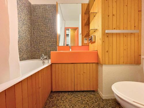 une salle de bain avec une baignoire, un lavabo et des toilettes dans l'établissement Studio confortable au pied des pistes avec animaux permis - FR-1-452-221, aux Menuires
