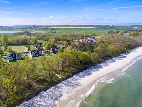 una vista aerea di una spiaggia con case di Reethaus StrandZeit in Lobbe - Haushälfte 2 a Lobbe