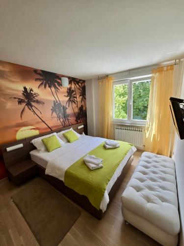 een slaapkamer met een groot bed en een groot raam bij Premium Apartment Vilsonovo in Sarajevo