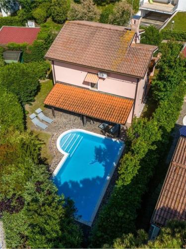 an overhead view of a swimming pool next to a house at Mare 2 in Isola Albarella