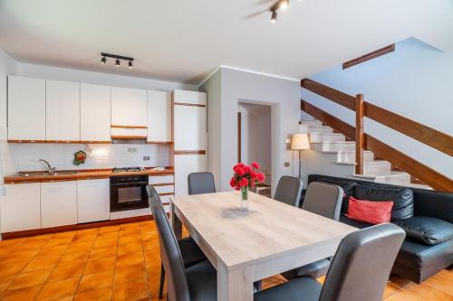 a kitchen and dining room with a table and chairs at Mare 2 in Isola Albarella