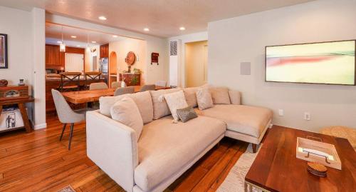 Una sala de estar con un sofá y un comedor. en Tahoe Trail Retreat - Steps from the TRT, en Zephyr Cove