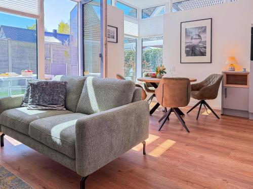 una sala de estar con un sofá y una mesa en Kraanstiet 3, en Zingst