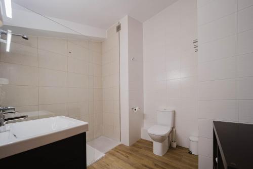 a white bathroom with a toilet and a sink at Ático para 12 personas con Vistas Panorámicas I AndBnB in Canillo