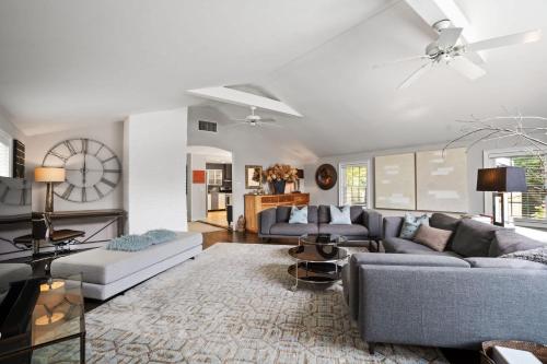 Et opholdsområde på Classic Southampton Home: 5BR, Pool,Jacuzzi, Cooper's Beach