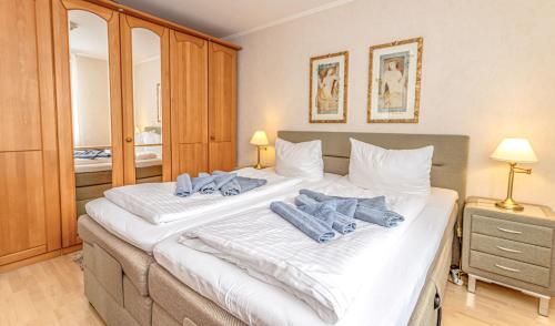 a bedroom with a large bed with towels on it at Ferienhaus Möwennest in Bensersiel