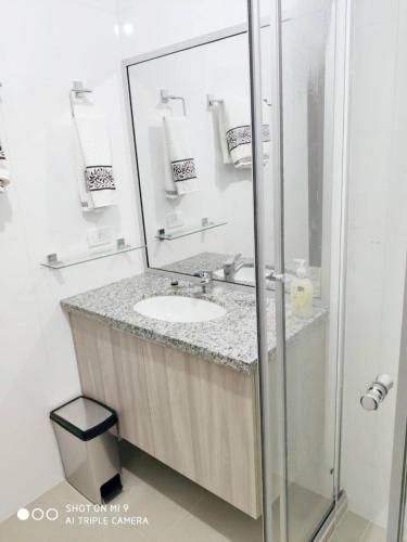 a bathroom with a sink and a mirror at Espacio Confortable y Agradable, Atlantis in Santa Cruz de la Sierra