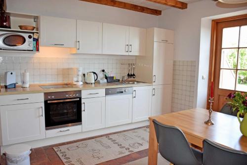 Dapur atau dapur kecil di Ferienappartements auf dem Reddevi