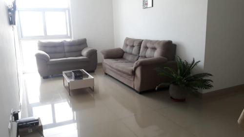 a living room with a couch and a coffee table at Espacio Confortable y Agradable, Atlantis in Santa Cruz de la Sierra