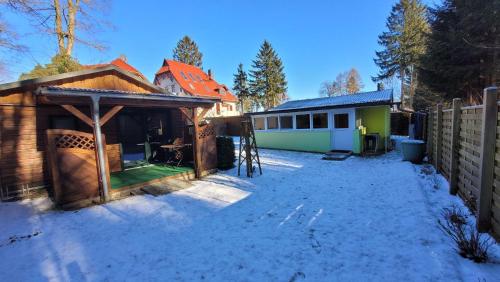 ein Haus mit einem Pavillon im Schnee in der Unterkunft Ferienhaus am Müritz Nationalpark in Waren (Müritz)